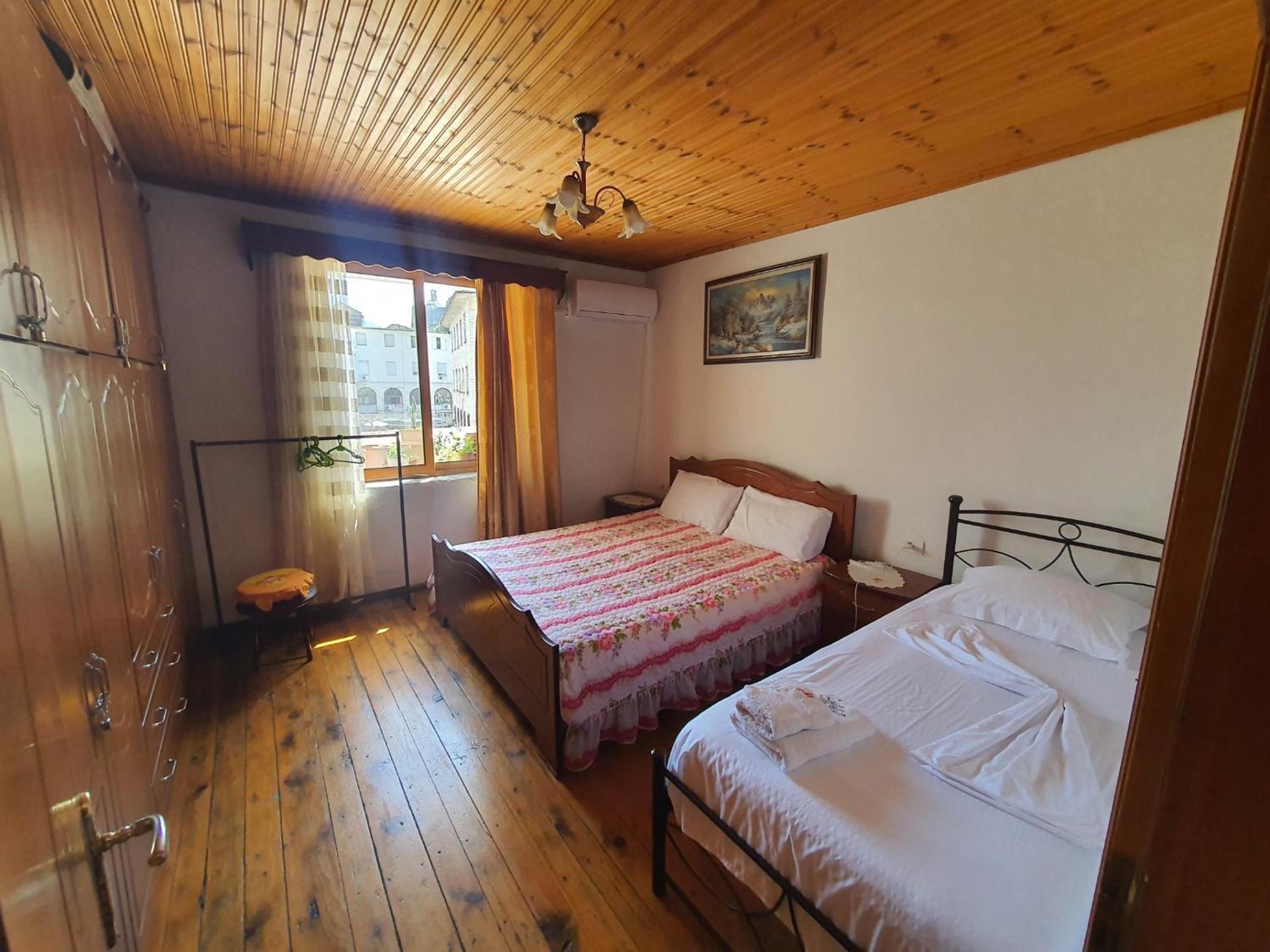 Hida Guest House Gjirokaster Bagian luar foto